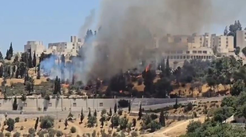 شبهة تعمد.. حريق قرب قاعدة عوفريت العسكرية والجامعة العبرية في القدس المحتلة
